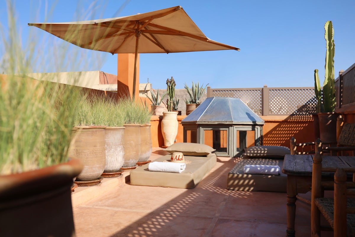 Transats, parasol et cactus sur le toit-terrasse du Dar Akal