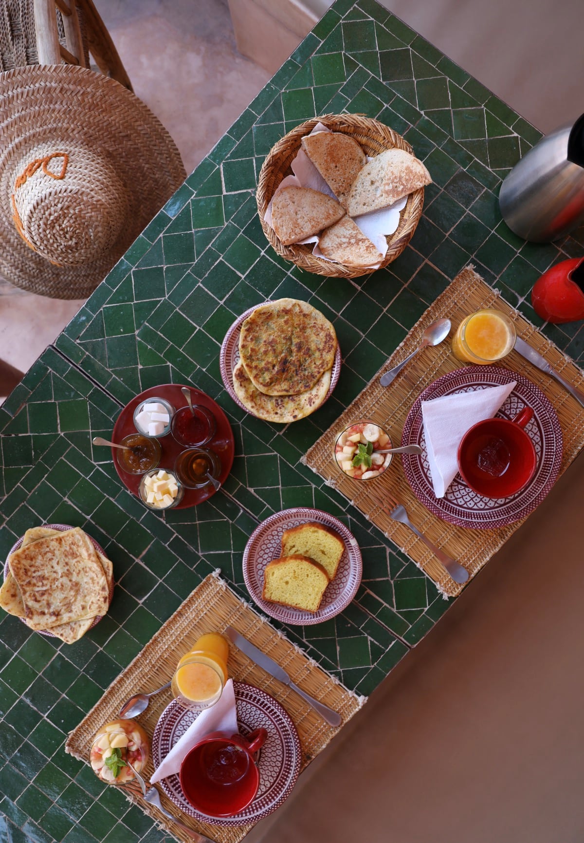 Un petit-déjeuner marocain dressé sur une table en zellige vert