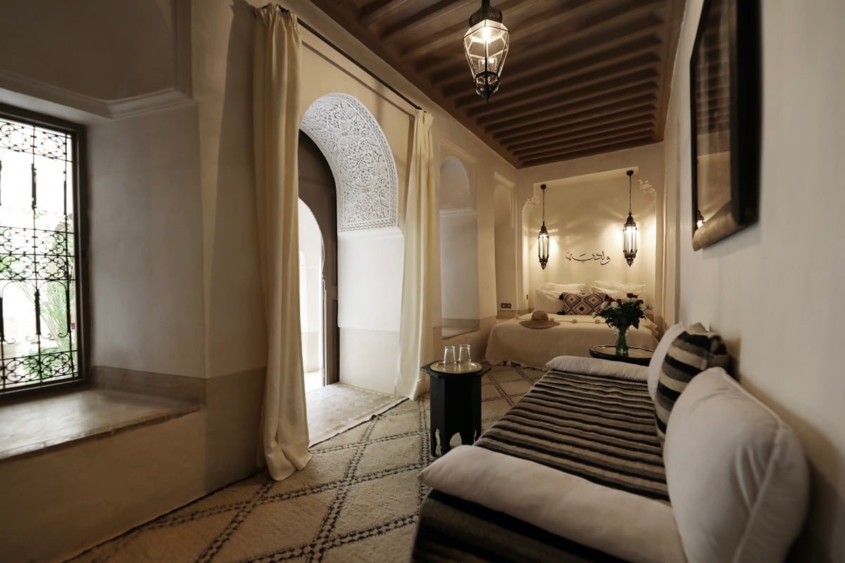 La chambre Oualidia ouverte à travers une arche sculptée
