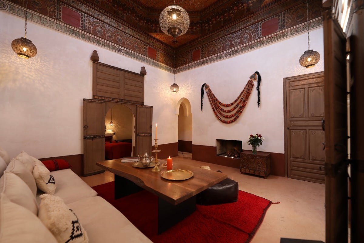 Le grand salon sous son plafond peint, avec table basse et cheminée