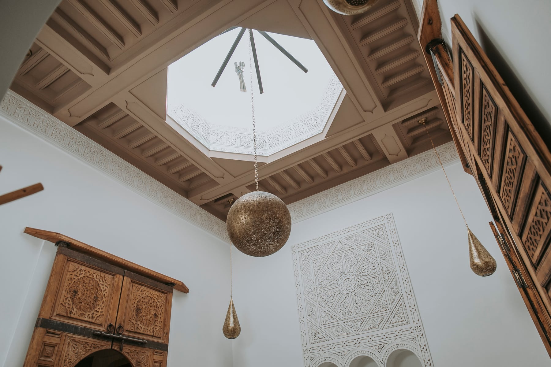 La douaya sculptée et la lanterne suspendue au-dessus de la Suite Bahia