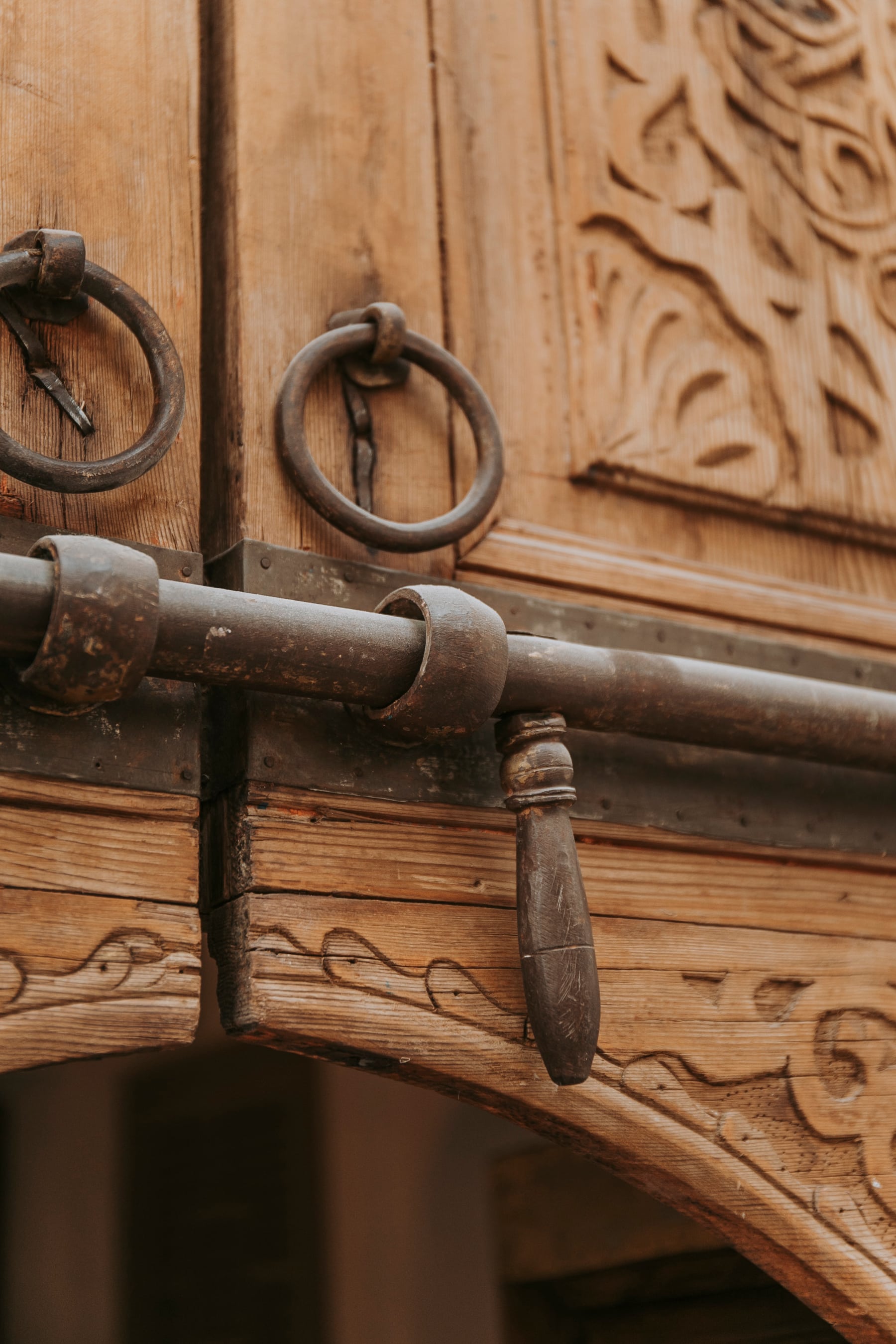 Les anneaux en fer et l’ancienne serrure d’une porte en cèdre sculpté