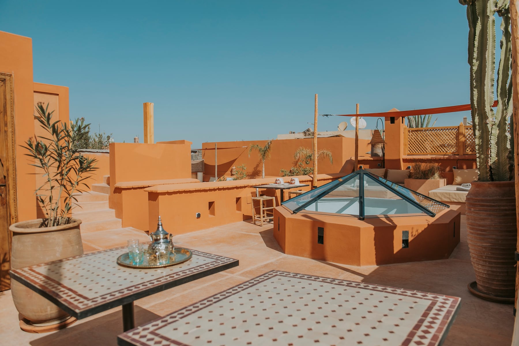 Tables à thé et verrière sur la terrasse du Dar Akal