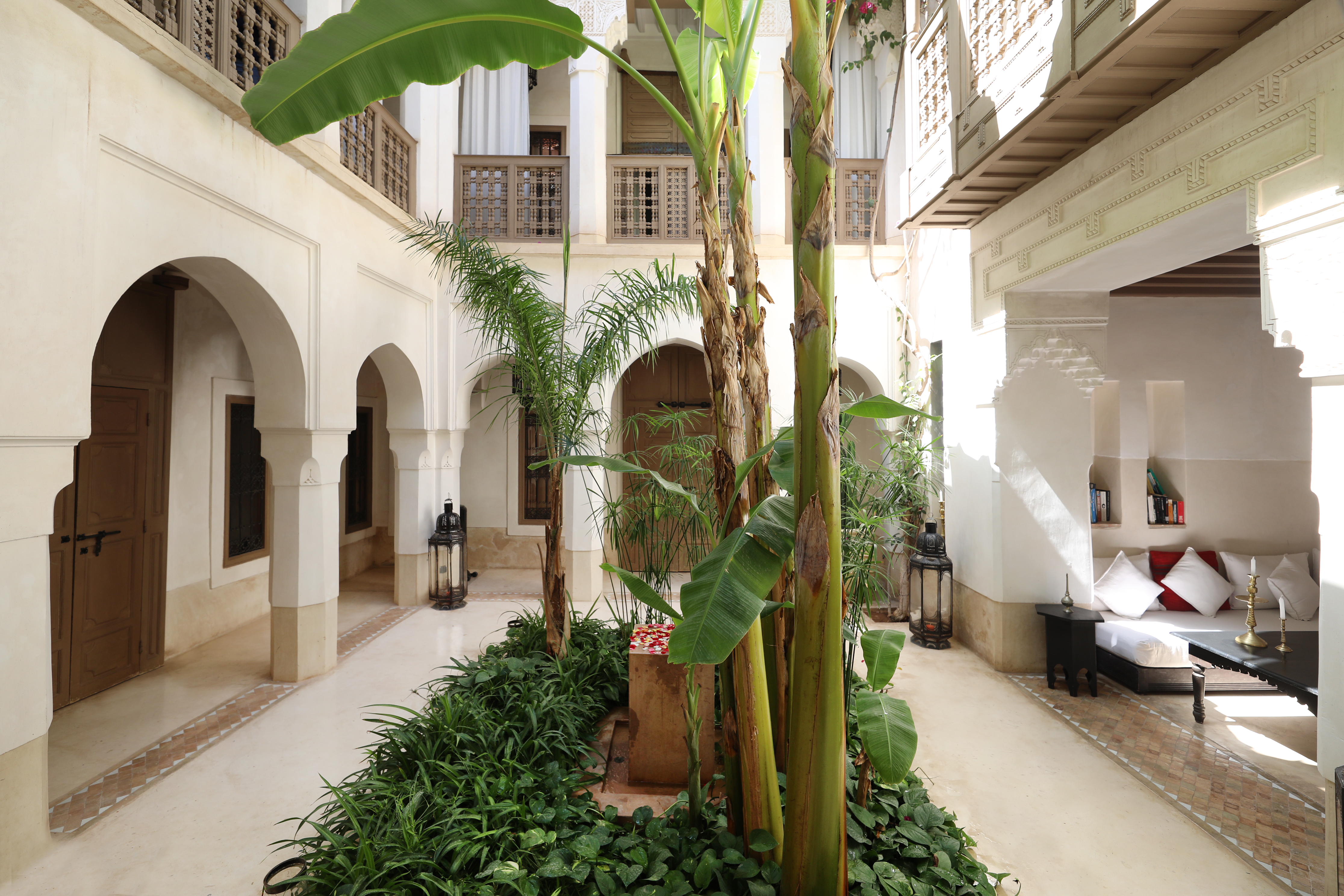 Les bananiers, la fontaine et les galeries blanches du patio du Dar Akal